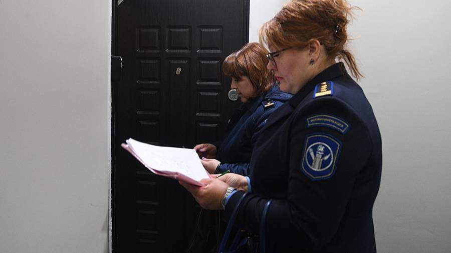 Сотрудницы Мосжилинспекции во время рейда в квартиру в Москве