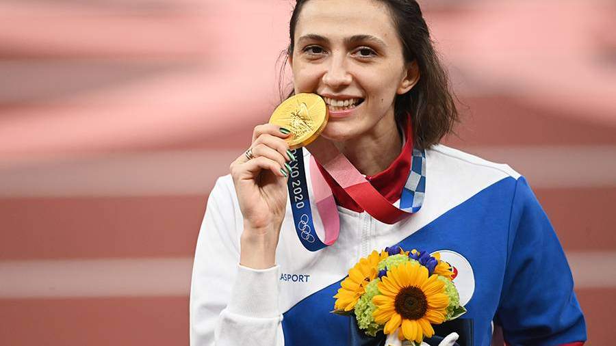 Российская спортсменка (команда ОКР) Мария Ласицкене, завоевавшая золотую медаль в соревнованиях по прыжкам в высоту среди женщин на XXXII летних Олимпийских играх в Токио, на церемонии награждения
