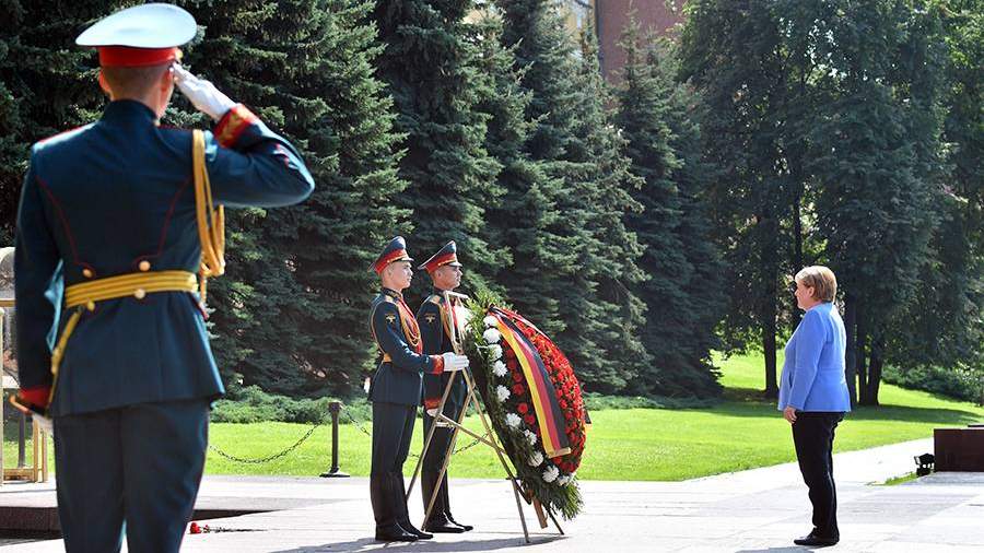Angela Merkel en la ceremonia de colocación de flores en la Tumba del Soldado Desconocido en el Jardín Alexander