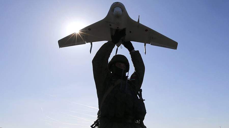 Военнослужащий с беспилотным летательным аппаратом «Элерон»