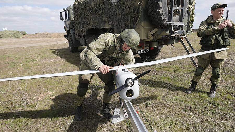Военнослужащие с российским многофункциональным беспилотным комплексом «Орлан-10»