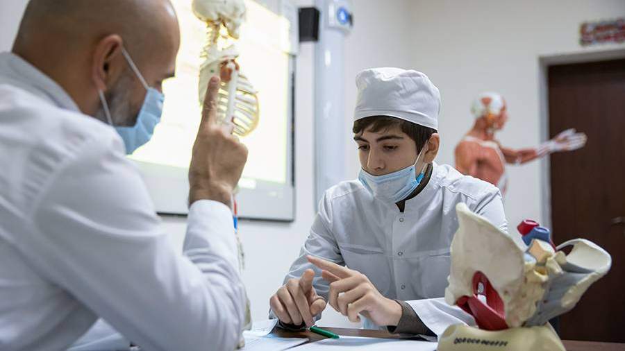 Студент во время занятия на кафедре нормальной и топографической анатомии с оперативной хирургией