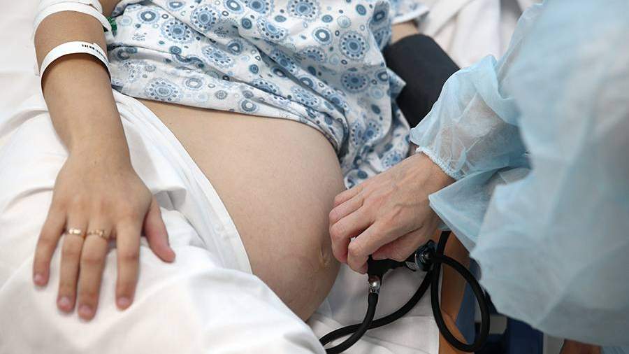 беременная женщина на осмотре у врача
