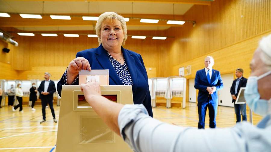 Премьер-министр Норвегии Эрна Сольберг, лидер Консервативной партии, голосует на парламентских выборах 2021 года в школе Skjold в своем родном городе в Бергене, Норвегия, 13 сентября 2021 года