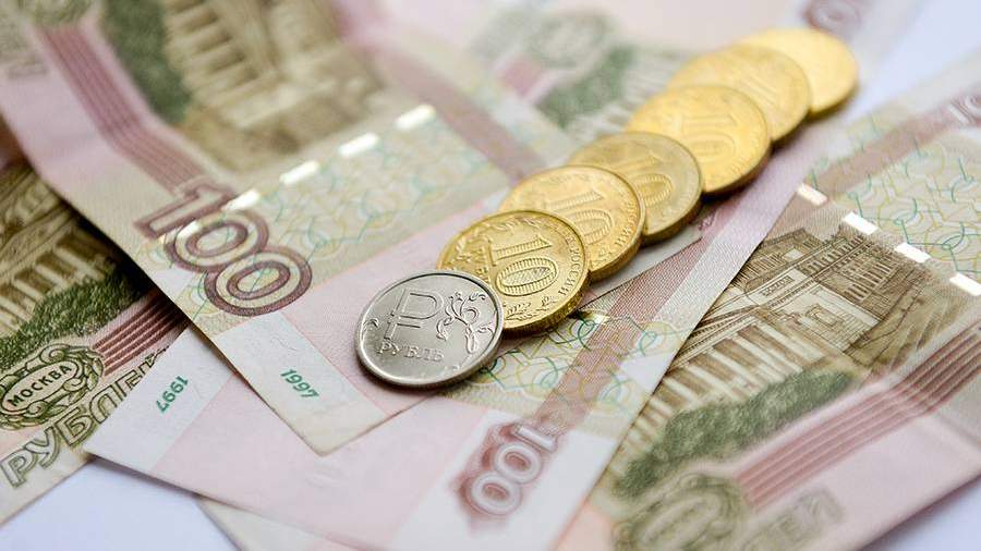 Купюры рублей и монеты