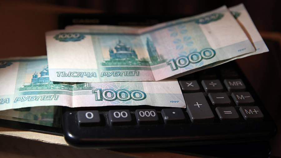Купюры рублей и калькулятор