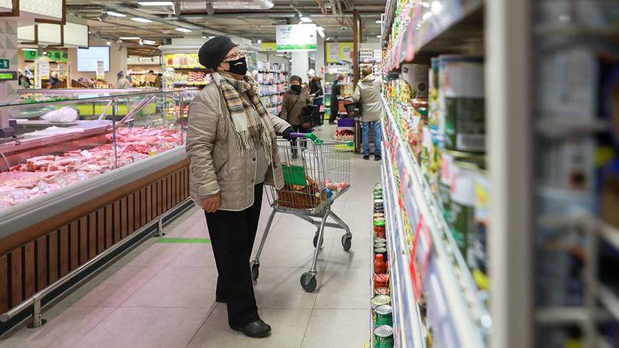 Женщина в продуктовом магазине