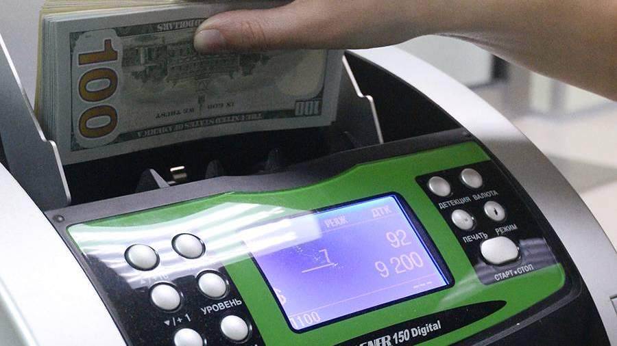Счетчик банкнот в кассе по обмену валюты в отделении
