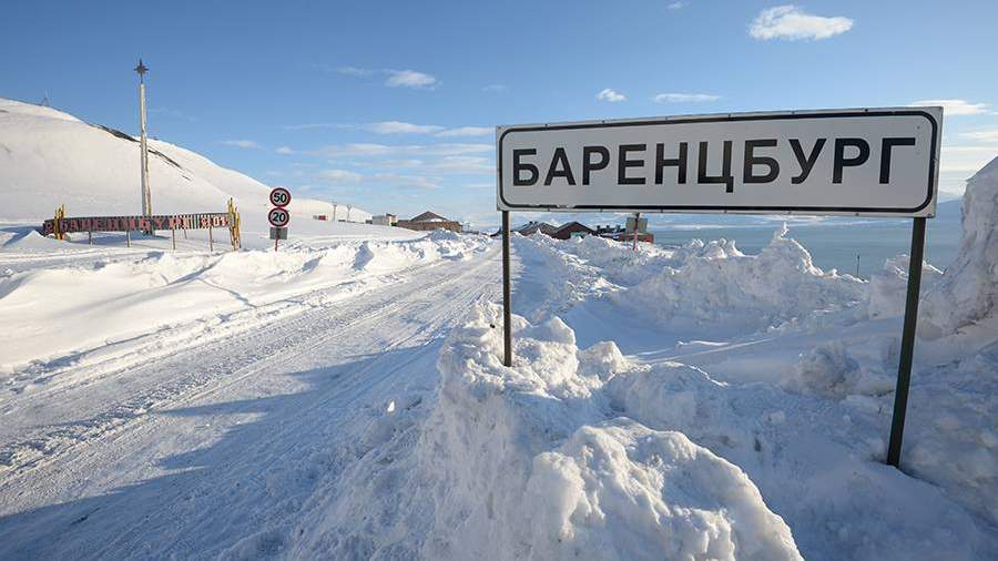Географический указатель и дорожный знак города Баренцбург на архипелаге Шпицберген