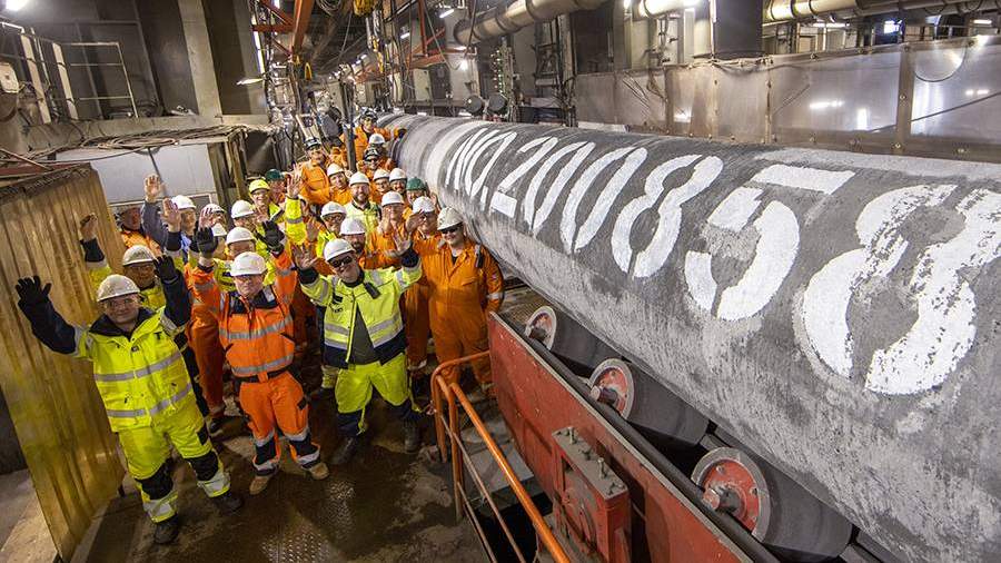 Специалисты трубоукладочной баржи «Фортуна» у последней сваренной трубы под номером 200 858 второй нитки газопровода «Северный поток – 2» перед погружением ее на дно Балтийского моря