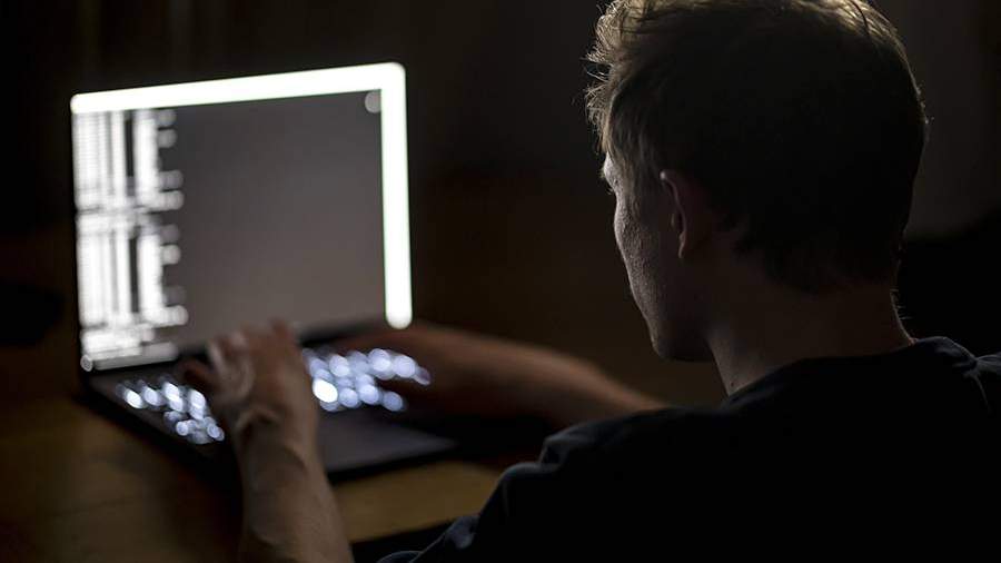 Мужчина работает за компьютером