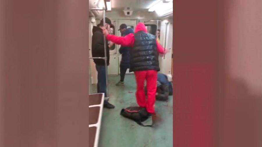 Момент избиения Романа Ковалева тремя молодыми людьми в вагоне метрополитена