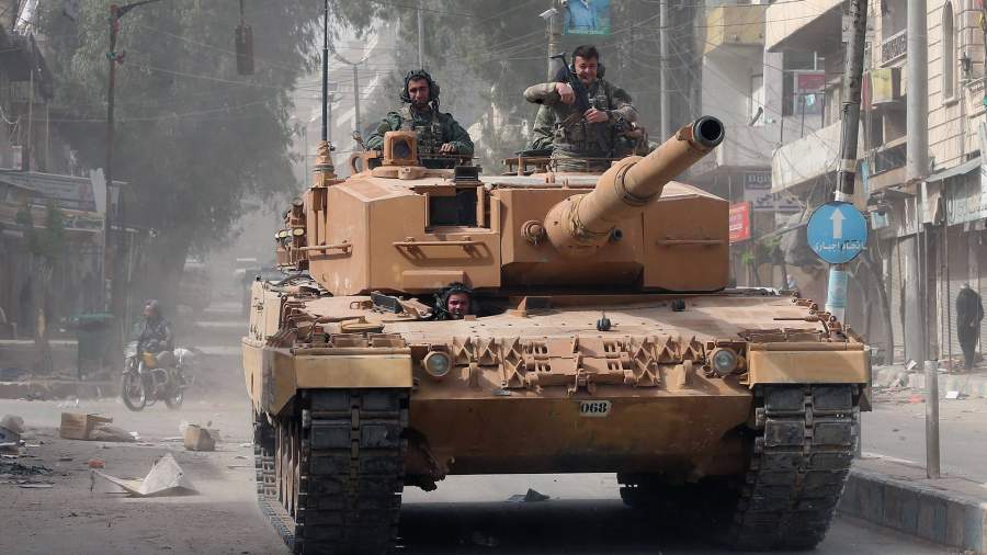Турецкий военный танк продвигается по улице Африна