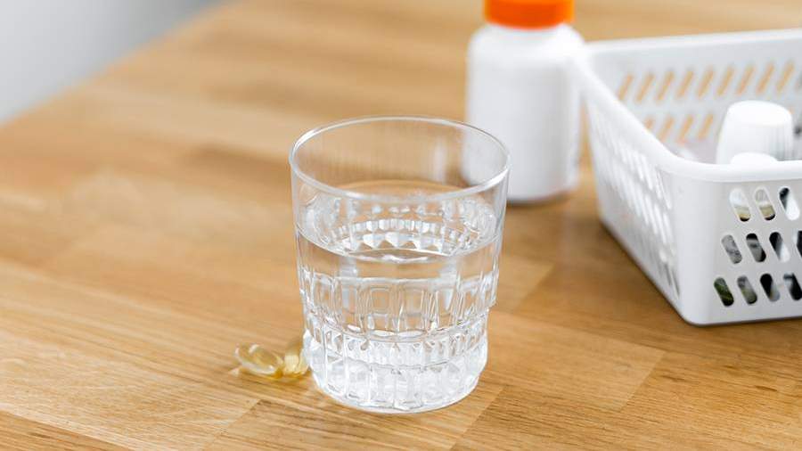 Витамины и стакан воды