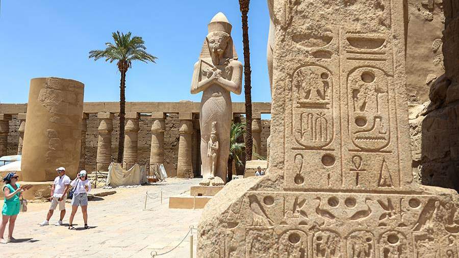 Туристы в Карнакском храме – крупнейшем храмовом комплексе Древнего Египта в Луксоре