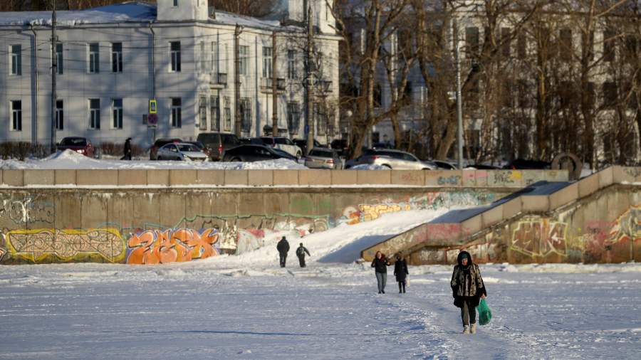 Горожане идут по замерзшей реке Северная Двина, Архангельск
