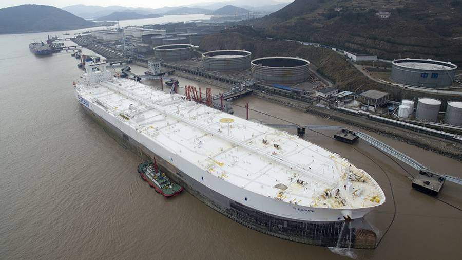 Нефтяной танкер в одном из портов Китая