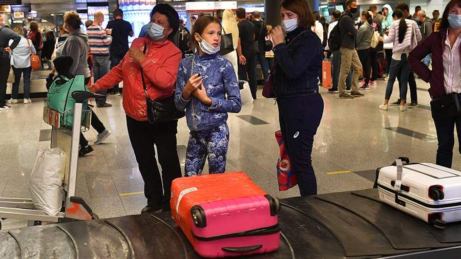 Пассажиры ждут выдачи багажа в международном аэропорту