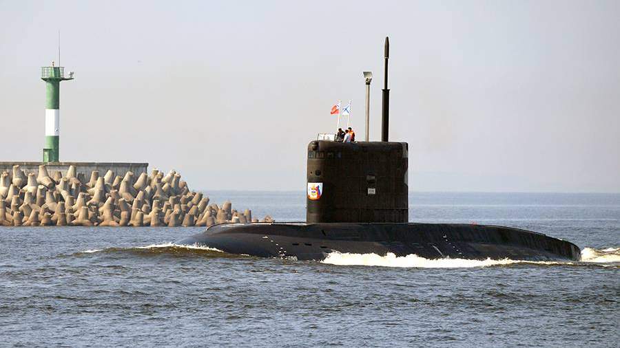 Дизель-электрическая подводная лодка «Волхов» проекта 636.3 во время подготовки к параду, посвященному Дню Военно-морского флота РФ, в Кронштадте