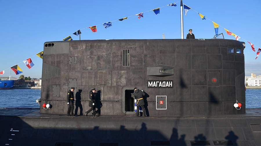 Военнослужащие ВМФ РФ на торжественной церемонии подъема Андреевского флага на дизель-электрической подводной лодке проекта 636.3 «Магадан»