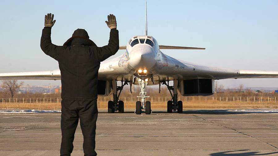 одготовка бомбардировщика Ту-160 к полету на авиабазе ВВС РФ