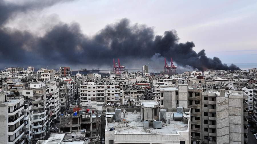 Дым поднимается после ракетной атаки Израиля на торговый порт сирийского прибрежного города Латакия