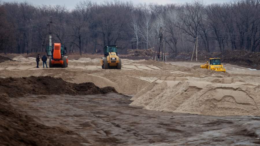 бульдозеры выравнивают почву