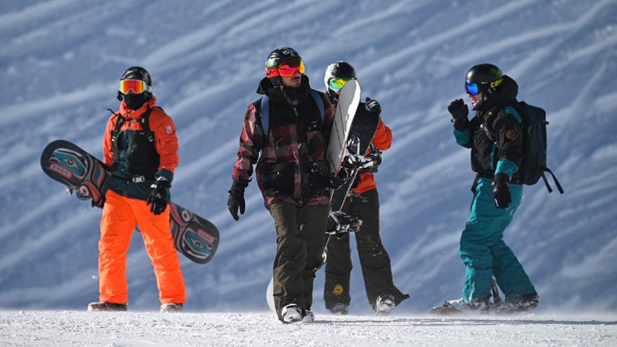 Сноубордисты на склоне горной долины Цирк-2 горнолыжного курорта в Сочи