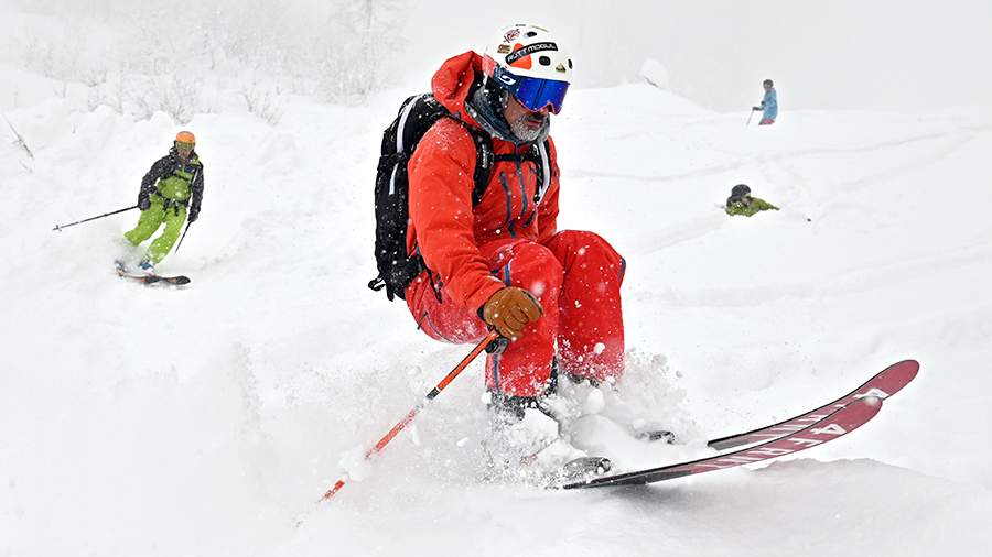 Лыжники на горнолыжной трассе