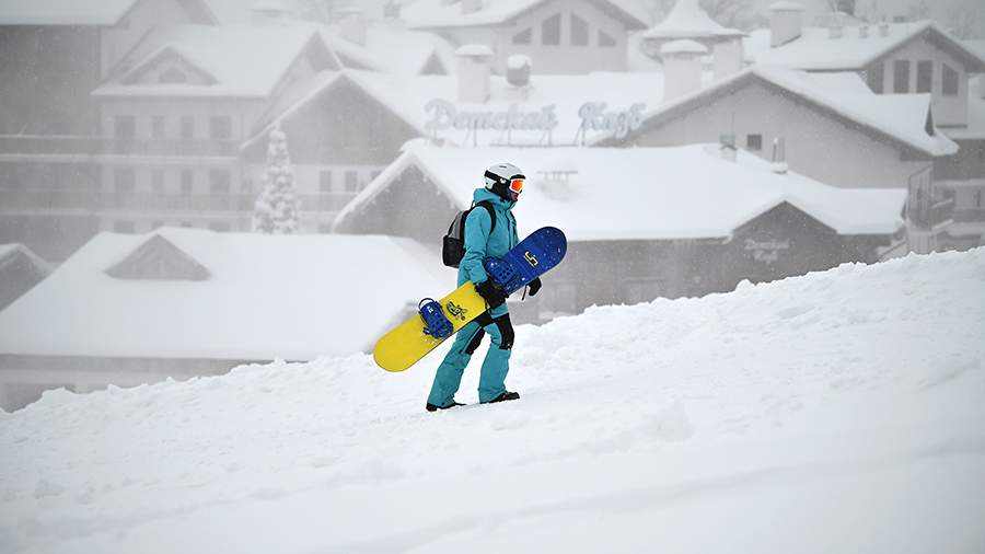 Сноубордист на трассе курорта