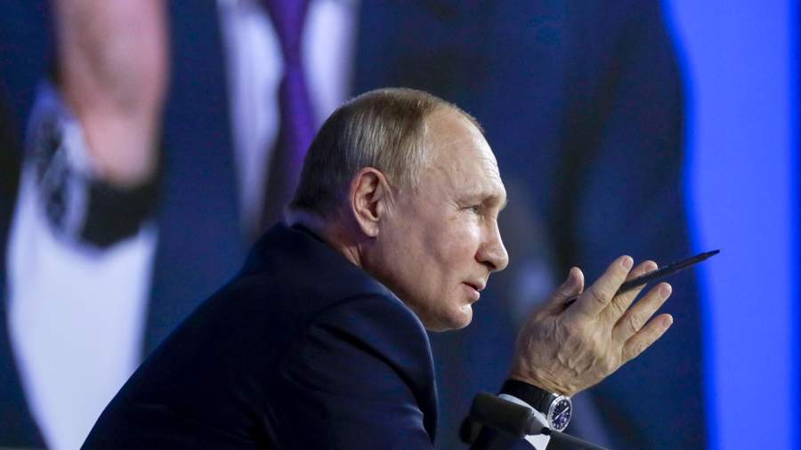 Президент РФ Владимир Путин на большой ежегодной пресс-конференции