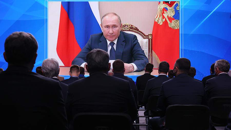 Владимир Путин во время обращения к участникам третьего этапа съезда партии «Единая Россия»