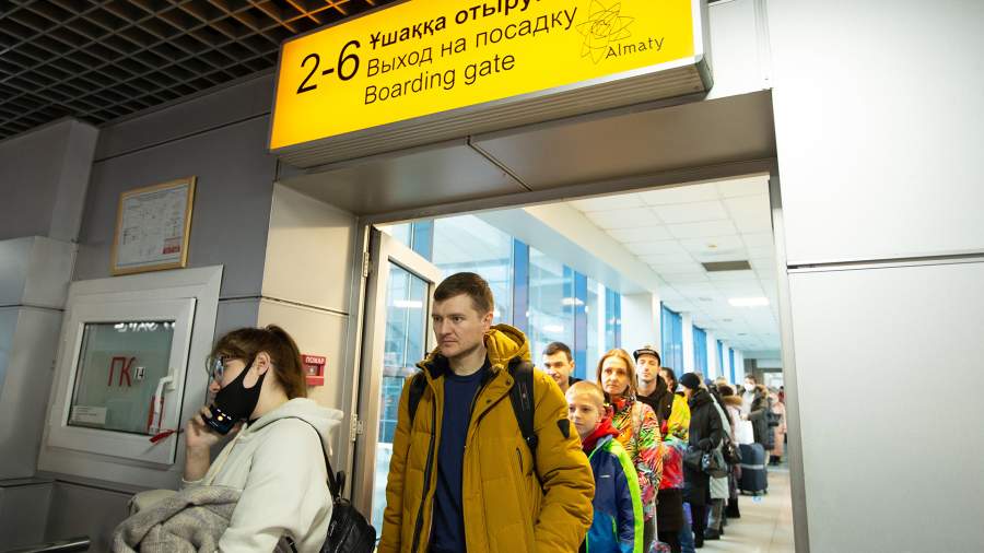 Пассажиры в терминале аэропорта Алма-Аты