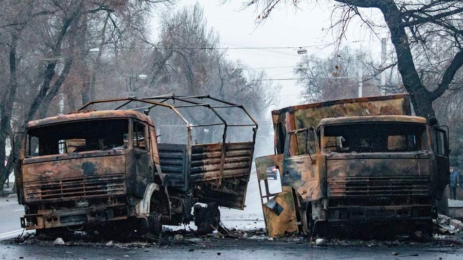 Сожженные грузовые автомобили на улице в Алма-Ате