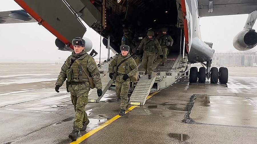 Военнослужащие Воздушно-десантных войск в составе миротворческих сил Организации Договора о коллективной безопасности после посадки на аэродроме Алма-Аты