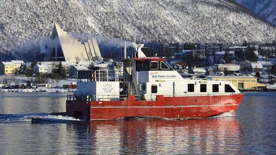 Экскурсионный корабль в заливе Тромсёйсундет в Норвегии