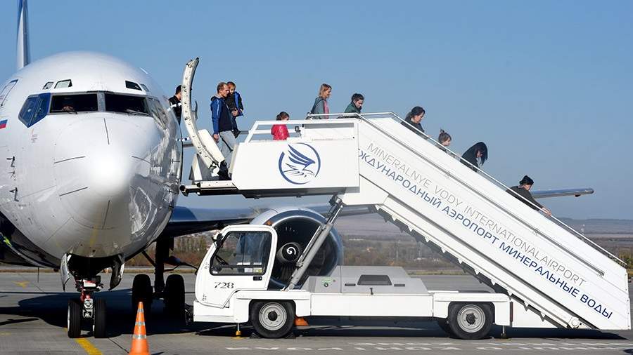 Пассажиры выходят из самолета в Международном аэропорту Минеральных Вод