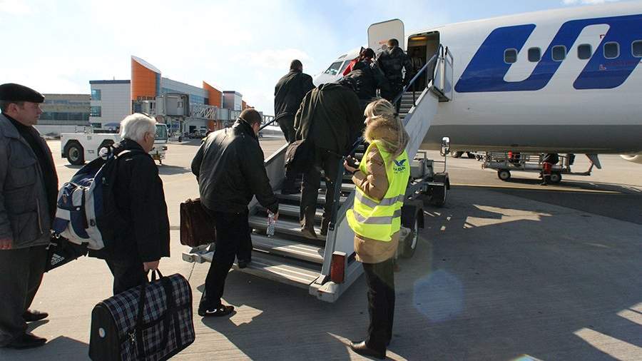 Пассажиры проходят на посадку в самолет в международном аэропорту Калининграда «Храброво»