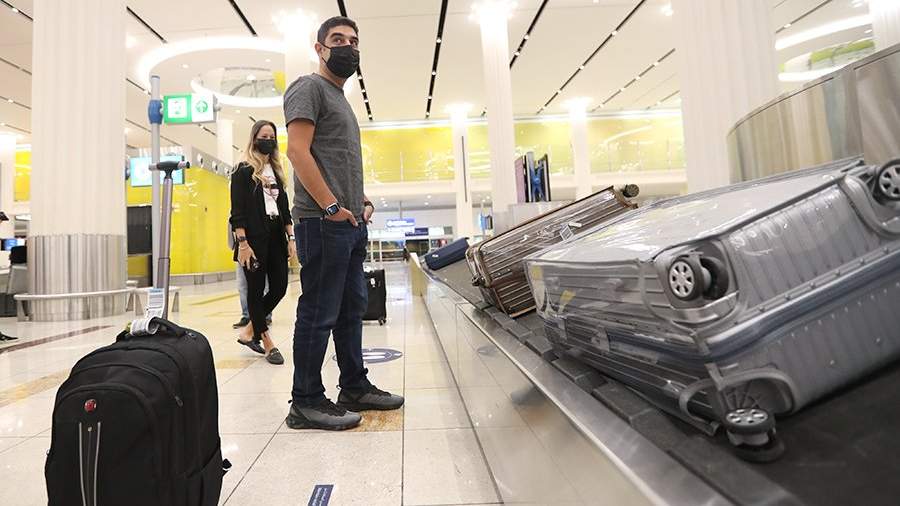 Мужчина ожидает свой багаж в аэропорту Дубая