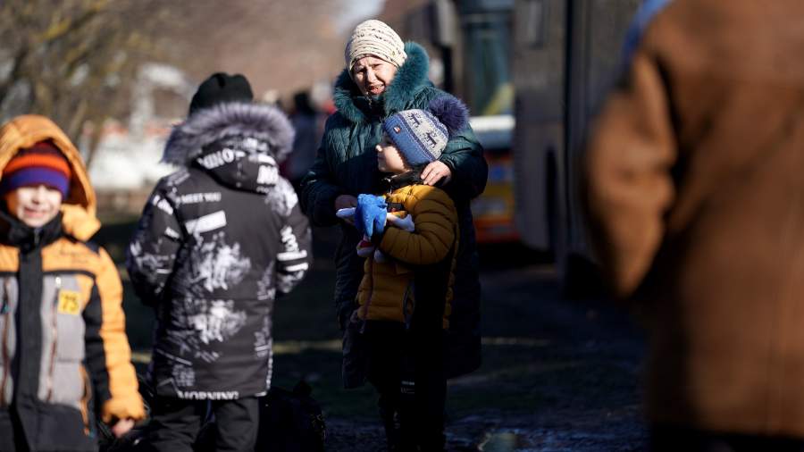 Niños evacuados de la República Popular de Donetsk (RPD) durante su llegada a un campamento de refugiados organizado sobre la base del Centro de Salud Infantil kotlostroitel, región de Rostov, Rusia