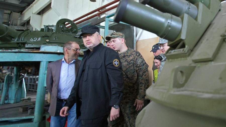 El Secretario del Consejo de Seguridad Nacional y Defensa de Ucrania Oleksandr Turchynov (centro) durante una visita a la Planta Blindada de Kiev