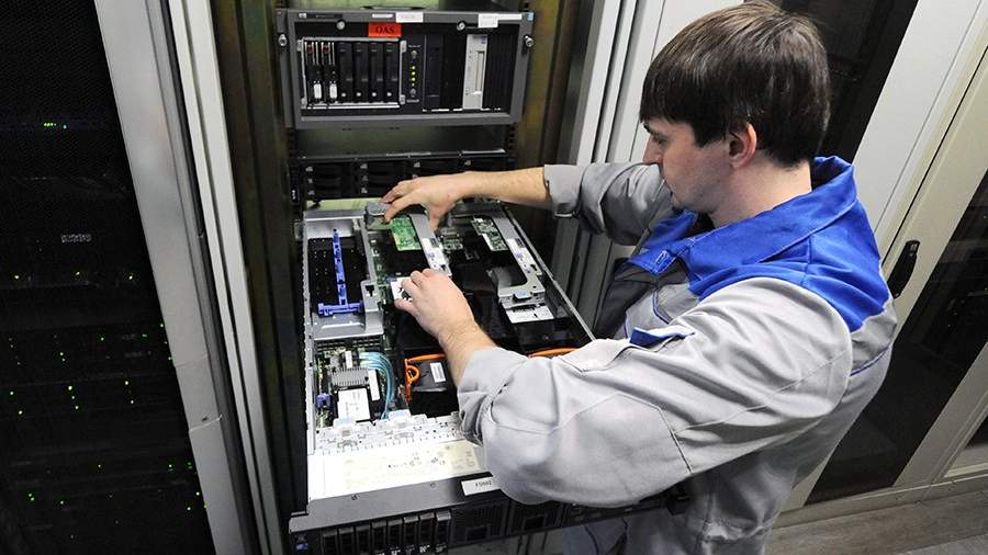 Инженер отдела эксплуатации информационных систем и платформ проводит настройку оборудования в центре обработки данных
