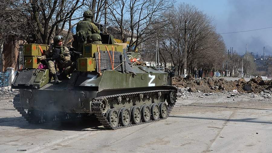 Российская военная техника на одной из улиц Мариуполя