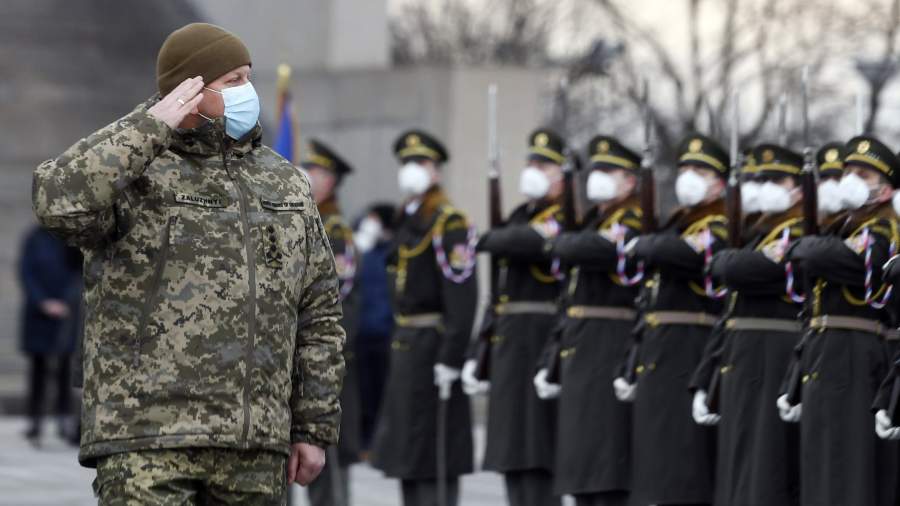 El comandante de las Fuerzas Armadas de Ucrania, Valeriy Zaluzhny (izquierda) durante la ceremonia de colocación de una ofrenda floral en el monumento a Vítkov en Praga