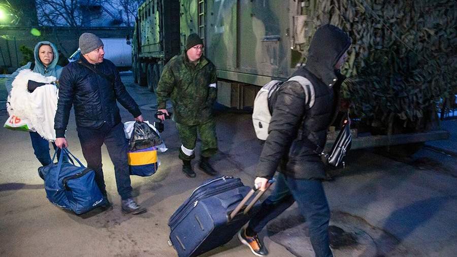 Citizens evacuated on military vehicles of the People's Militia of the LPR from the city of Rubizhne