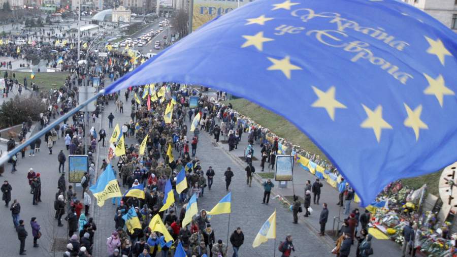 Participantes de la marcha en el Día de la Dignidad y la Libertad, establecido en honor al aniversario del inicio del "Euromaidán"