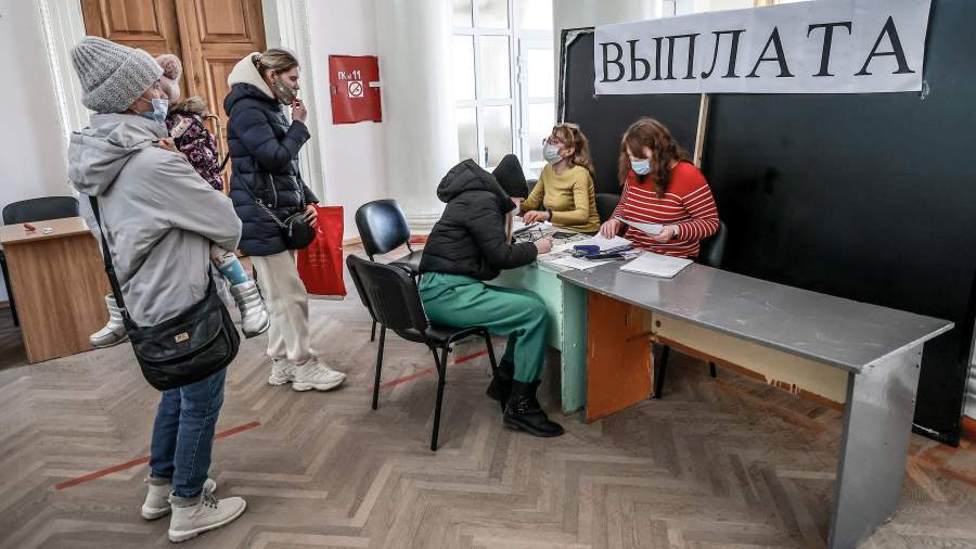 Los refugiados de la RPD y la RPL reciben asistencia material en el punto de pago en el Palacio de la Cultura Gagarin, Kamensk-Shakhtinsky, región de Rostov