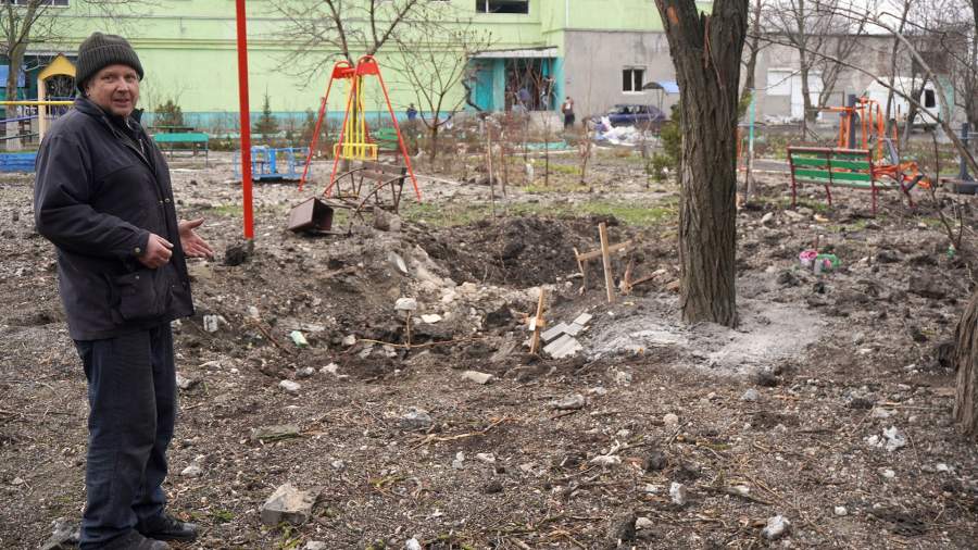 Погост во дворе, семь крестов