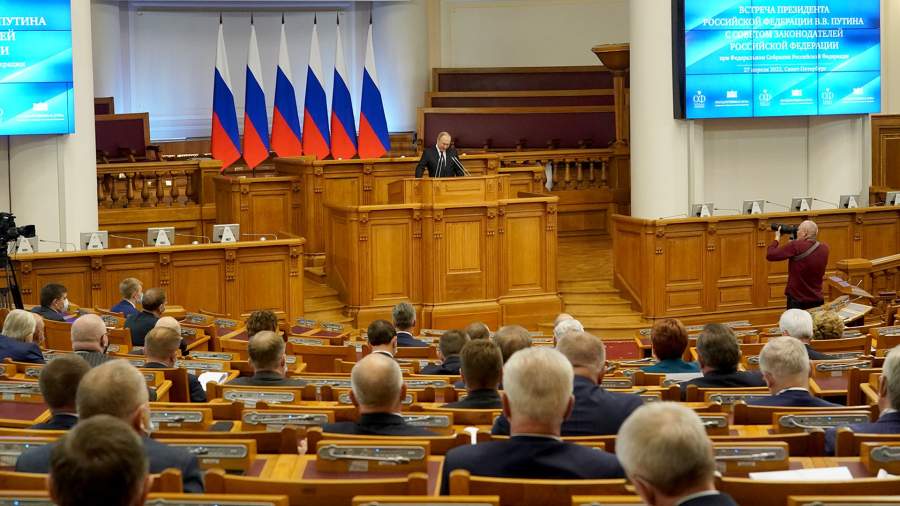 Президент РФ Владимир Путин выступает на встрече с членами Совета законодателей РФ при Федеральном Собрании РФ