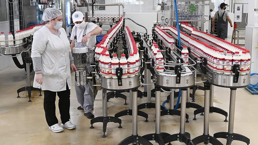 Сотрудники на линии производства молочной продукции